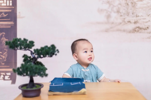 黔南怀孕肚子中间凹两边凸